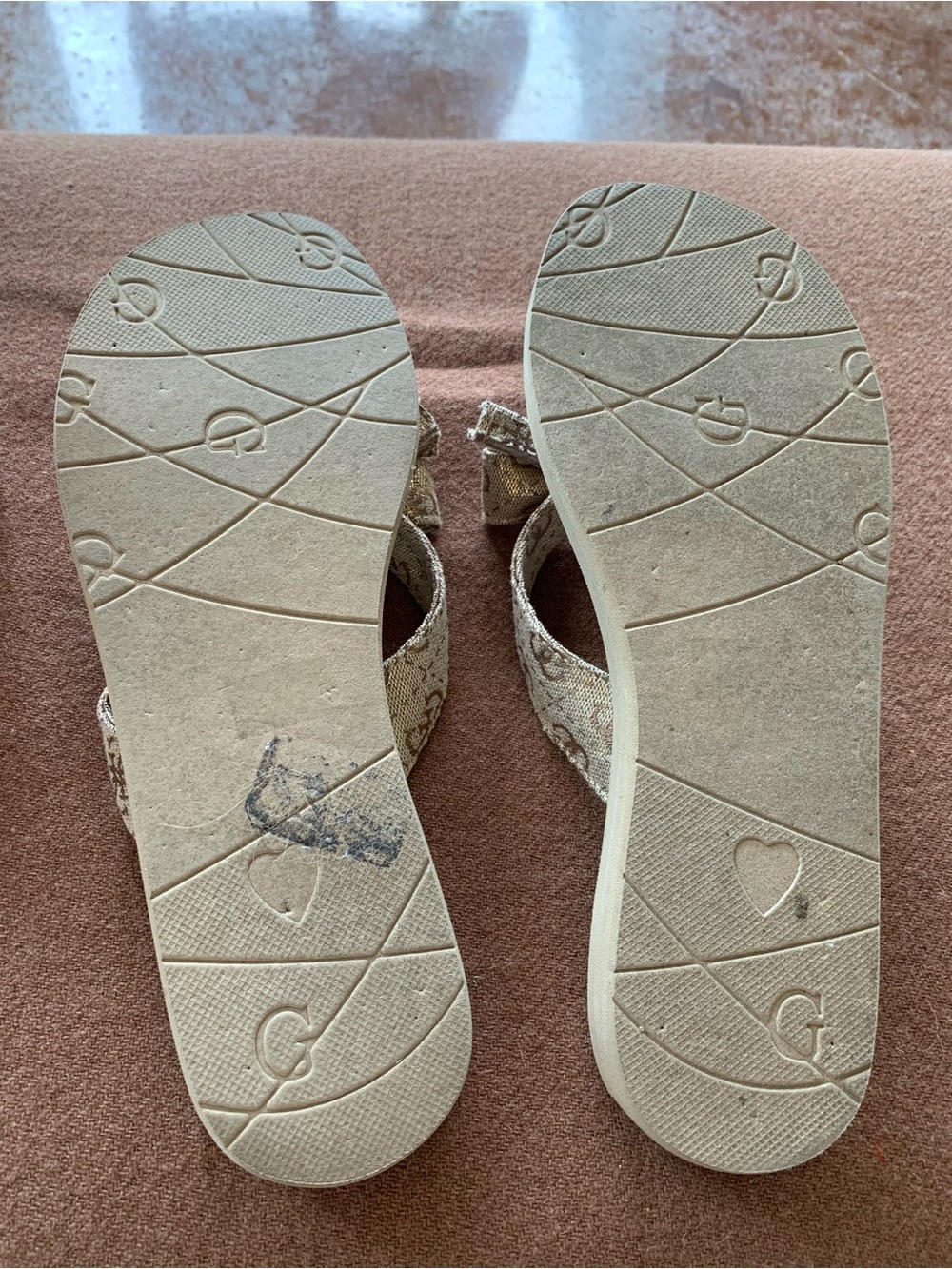 GUESS Gold Bow Thong Sandals Size 8 - Picture 5 of 7
